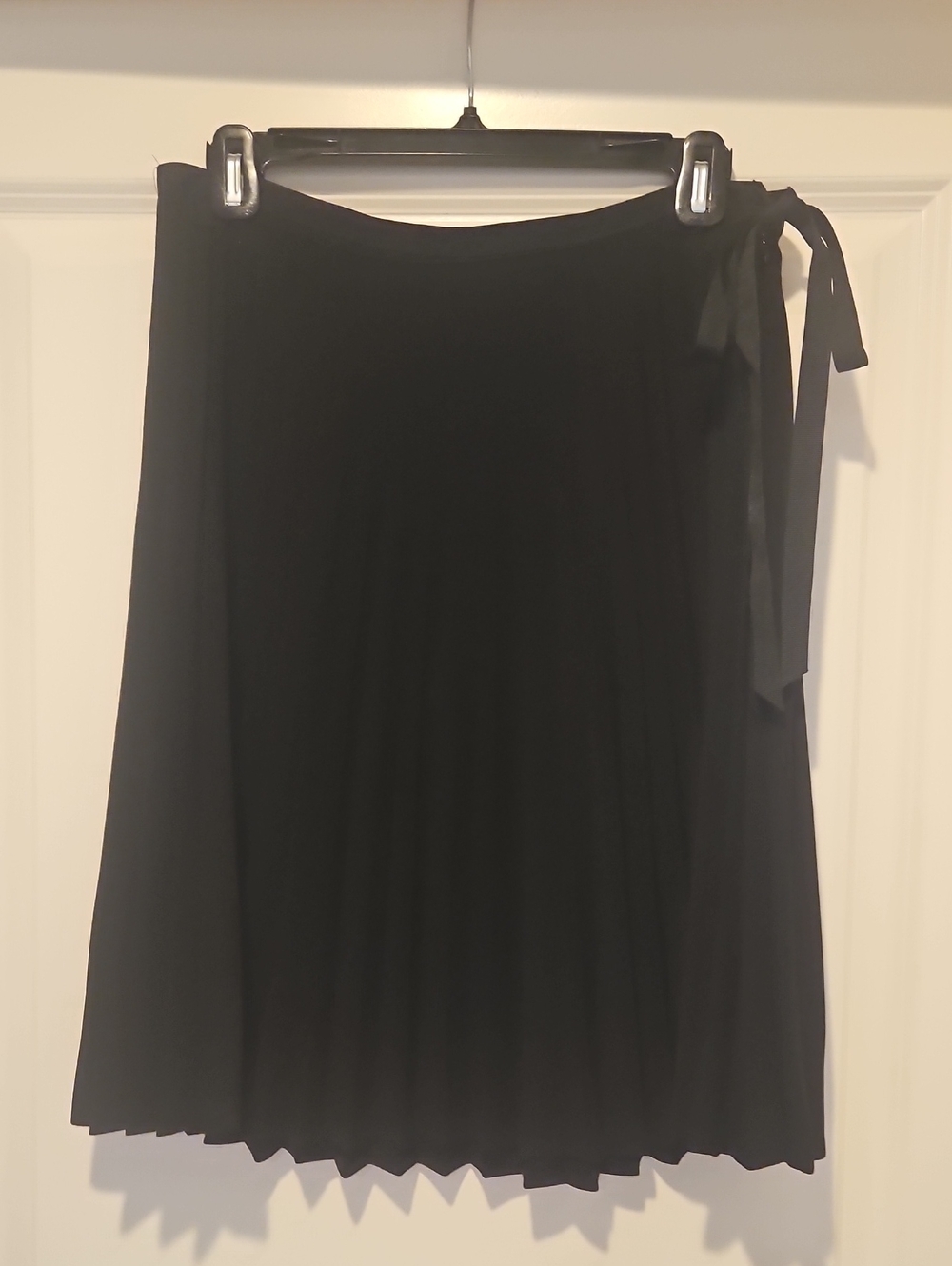 BCBGMaxAzria Black Pleated Midi Skirt Size 4 Elegant Chic
